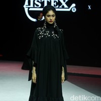 Desainer busana muslim Itang Yunasz menghadirkan koleksi busana muslim terbarunya bertajuk Opulence di Muslim Fashion Festival 2020, Jakarta Convention Center, Jakarta, Minggu [23/2/2020]. Foto: Mohammad Abduh/Wolipop.