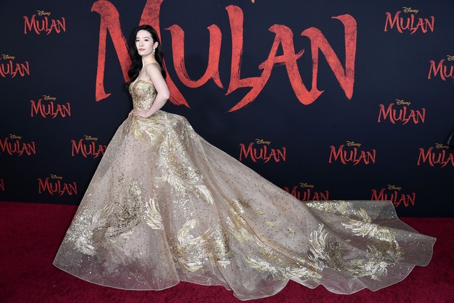Liu Yifei hadir di premier film Mulan di Dolby Theatre, Hollywood, Senin (9/3/2020). Ia tampil cantik mengenakan gaun warna emas rancangan Elie Saab. Foto: Getty Images/Frazer Harrison