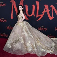 Liu Yifei hadir di premier film Mulan di Dolby Theatre, Hollywood, Senin (9/3/2020). Ia tampil cantik mengenakan gaun warna emas rancangan Elie Saab. Foto: Getty Images/Frazer Harrison