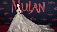 Liu Yifei saat menghadiri acara gala premiere Mulan di California, AS pada Senin (9/3). Getty Images/Frazer Harrison