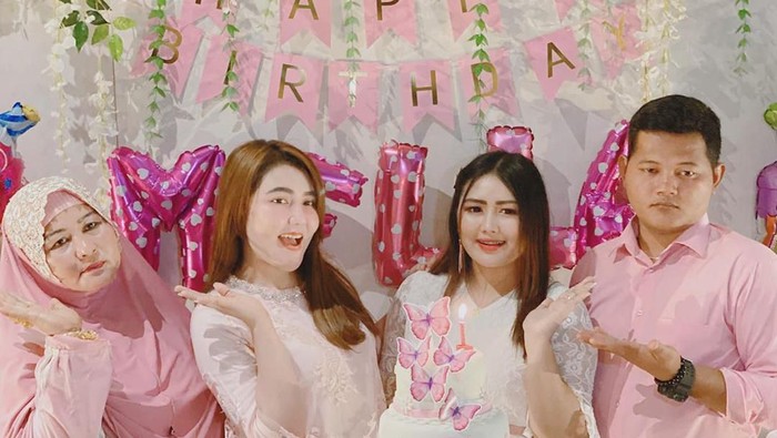 miripnya via vallen dengan adiknya.