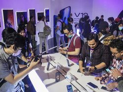 Potret Antusiasme Saat Menjajal vivo V19