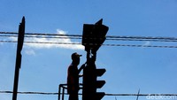 Pengecatan dilakukan sebagai bagian dari pemeliharaan dan perawatan.