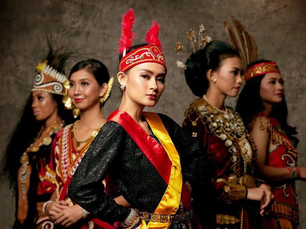 Giliran pakaian yang dikenakan oleh Puteri Indonesia asal Maluku Utara. Monika Kabe terlihat cantik dengan pakaian dengan perpaduan warna hitam merah dan kuning. (officialputeriindonesia/instagram) Giliran pakaian yang dikenakan oleh Puteri Indonesia asal Maluku Utara. Monika Kabe terlihat cantik dengan pakaian dengan perpaduan warna hitam merah dan kuning. (officialputeriindonesia/instagram)