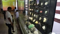 Tak hanya batu dari Indonesia, ada juga batu dari luar negeri contohnya Lapis Lazuli dari Afghanistan dan Nepherite yang juga berasal dari Afghanistan. (Wisma Putra/detikcom)