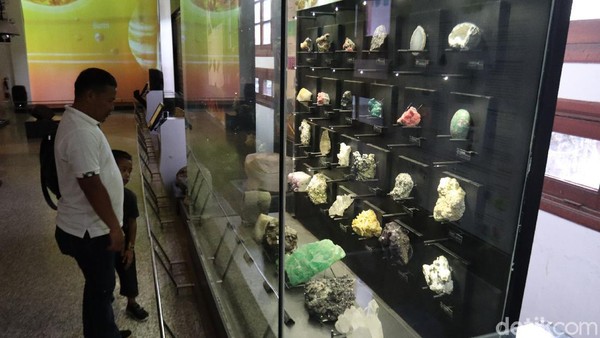 Tak hanya batu dari Indonesia, ada juga batu dari luar negeri contohnya Lapis Lazuli dari Afghanistan dan Nepherite yang juga berasal dari Afghanistan. (Wisma Putra/detikcom) Tak hanya batu dari Indonesia, ada juga batu dari luar negeri contohnya Lapis Lazuli dari Afghanistan dan Nepherite yang juga berasal dari Afghanistan. (Wisma Putra/detikcom)