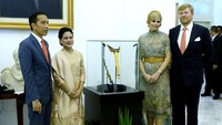 Keris Pangeran Diponegoro dibawa rombongan Raja Belanda, Willem Alexander saat bertemu Presiden Joko Widodo (Jokowi). Jokowi dan Raja Willem juga berfoto di antara keris itu.