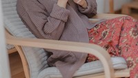 Duduk santai dengan sweater, Vebby sedang menikmati minuman hangat. Have a great day, inshaAllah 🖤, tulisnya. Foto: Instagram vebbypalwinta