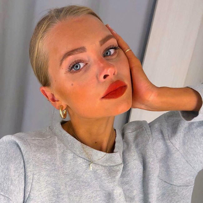 Secara spesifik, wanita 25 tahun itu menginginkan pria bermata biru dengan tinggi 5 feet 10 atau sekitar 177 cm. Ia pun tidak menutup peluang bagi pria berkacamata.  Foto: dok. Instagram