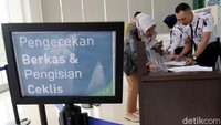 Para warga yang datang ke Knator BPJS Kesehatan Kota Bandung itu melakukan berbagai administrasi mulai dari penambahan peserta, penurunan kelas, perubahan data, pembuatan baru dan lainnya.