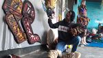 Mereka yang Melestarikan Kostum Reog di Lereng Merapi