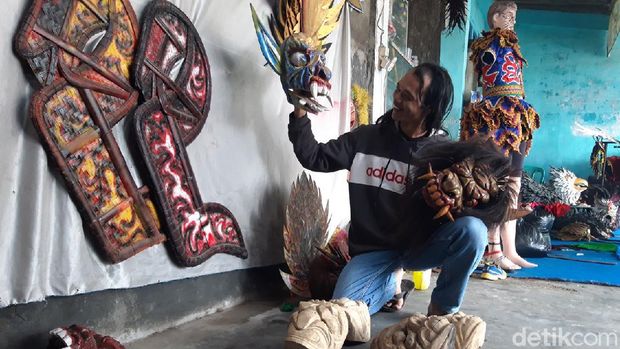 Kisah Perajin Kostum Reog dari Lereng Merapi