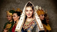 Pakaian Adat indah ini dikenakan Kalista Iskandar, Puteri Indonesia Sumatera Barat 2020.  (officialputeriindonesia/instagram)