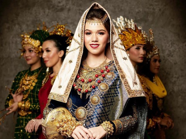 Pakaian Adat indah ini dikenakan Kalista Iskandar, Puteri Indonesia Sumatera Barat 2020. (officialputeriindonesia/instagram) Pakaian Adat indah ini dikenakan Kalista Iskandar, Puteri Indonesia Sumatera Barat 2020. (officialputeriindonesia/instagram)