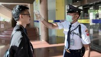Petugas Keamanan PT Bank Tabungan Negara (Persero) Tbk. mengukur suhu para karyawan dan pengunjung yang akan masuk ke dalam lingkungan kerja perseroan, di Jakarta, Selasa (10/3). Foto: dok. Bank BTN
