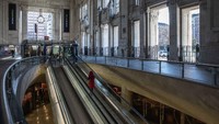 Suasana di salah satu stasiun kereta di Kota Milan yang tampak lengang dari hiruk pikuk warga. Getty Images/Emanuele Cremaschi.