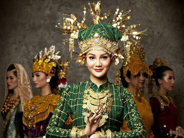 Puteri Indonesia Sumatera Selatan 2020 mengenakan pakaian adat dengan warna serba hijau dan emas, Widya Ayu Pratami. (officialputeriindonesia/instagram) Puteri Indonesia Sumatera Selatan 2020 mengenakan pakaian adat dengan warna serba hijau dan emas, Widya Ayu Pratami. (officialputeriindonesia/instagram)
