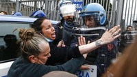 Bentrok antara kerabat tahanan dan petugas kepolisian pun tak terhindarkan di kawasan Penjara Rebibbia, Kota Roma, Italia, Senin (9/3/2020). AP Photo/Cecilia Fabiano/LaPresse.