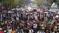 Aksi protes menuntut penghapusan kekerasan dan diskriminasi gender juga dilakukan oleh sejumlah warga di Kota Meksiko. Peringatan Hari Perempuan Internasional yang jatuh pada tanggal 8 Maret dimanfaatkan warga Meksiko untuk menyuarakan pentingnya kesetaraan serta mengusut kasus-kasus kekerasan yang dialami wanita di negara tersebut. AP Photo/Eduardo Verdugo.