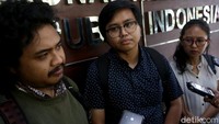 Hussein mengatakan laporan tim telah diterima oleh Komisioner Komnas HAM, Amiruddin. Dia mengatakan Komnas HAM akan mempertemukan kepolisian dengan temuan fakta dan bukti yang mereka bawa. Sementara itu, Anggota Tim Advokasi untuk Demokrasi lainnya, Sustira Dirga mengatakan tim mengumpulkan bukti pelanggaran HAM dari hasil visum korban. Dia menyebut setidaknya sudah ada 390 pengaduan pelanggaran HAM dari yang masuk ke tim mereka.