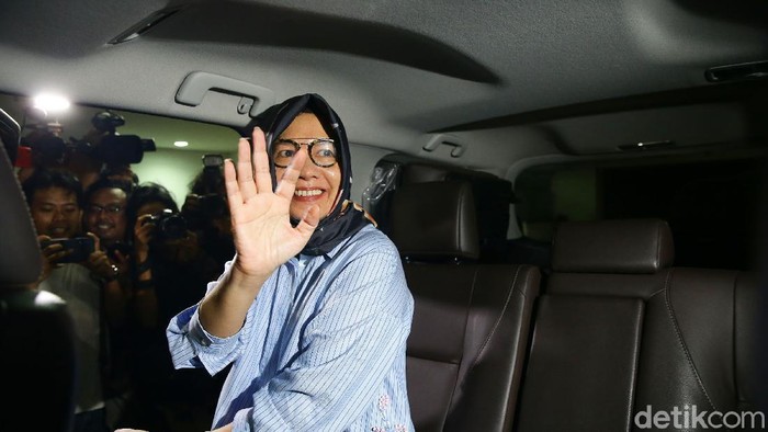 Mantan Dirut Pertamina Karen Agustiawan keluar dari Rutan Kejagung usai putusan bebas lepas dinyatakan Mahkamah Agung (MA). Karen tampak melambaikan tangan.