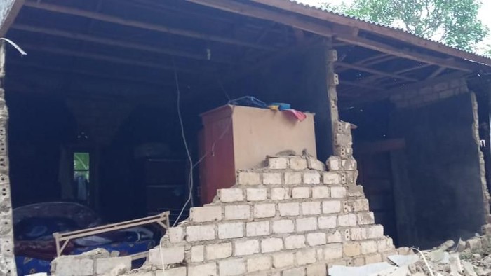 Bangunan di Kecamatan Kalapanunggal, Kabupaten Sukabumi, Jabar, dampak gempa M 4,9 (dok. BMKG)