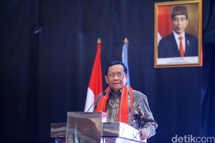 Menko Polhukam Mahfud MD secara resmi membuka Forum Komunikasi dan Koordinasi yang diselenggarakan di Jakarta, Selasa (10/3/2020). Forum Komunikasi dan Koordinasi yang dihadiri oleh para Alumni Penerima Beasiswa Supersemar ini mengangkat tema Meningkatkan Peran Keluarga Mahasiswa dan Alumni Penerima Beasiswa Supima Beasiswa Supersemar ini ersemar (KMA-PBS) dalam Mewujudkan  SDM Unggul, Indonesia Maju.