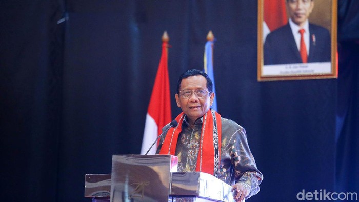 Menko Polhukam Mahfud MD secara resmi membuka Forum Komunikasi dan Koordinasi yang diselenggarakan di Jakarta, Selasa (10/3/2020). Forum Komunikasi dan Koordinasi yang dihadiri oleh para Alumni Penerima Beasiswa Supersemar ini mengangkat tema 