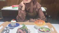 Bukti lain kalau Vebby hobi masak. Ia juga pernah belajar membuat steak, sup dengan lapisan pastry, sampai dessert strawberry shortcake. Foto: Instagram vebbypalwinta