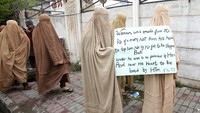 Sejumlah wanita di Pakistan juga turun ke jalan untuk memperingati Hari Perempuan Internasional. Para wanita tersebut membawa beragam poster berisi aspirasi mereka terkait penghapusan kekerasan berbasis gender. AP Photo/Muhammad Sajjad.
