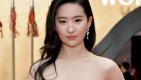 Liu Yifei terlihat memamerkan bahu seksinya dengan gaun strapless tersebut. Getty Images/Amy Sussman
