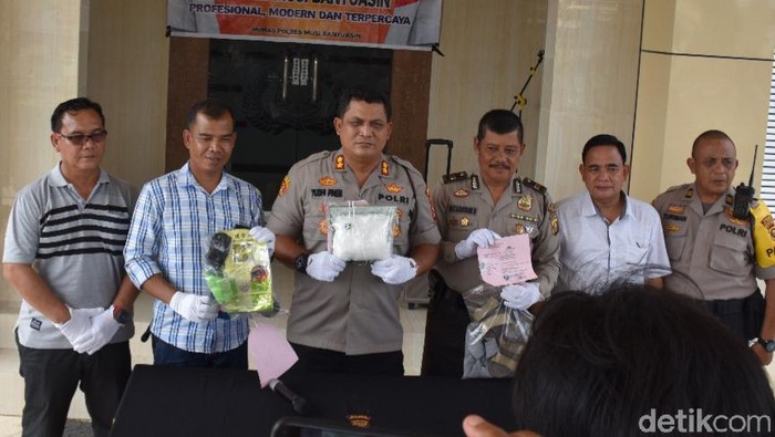 Polres Musi Banyuasin menunjukkan barang bukti 1 kg sabu.