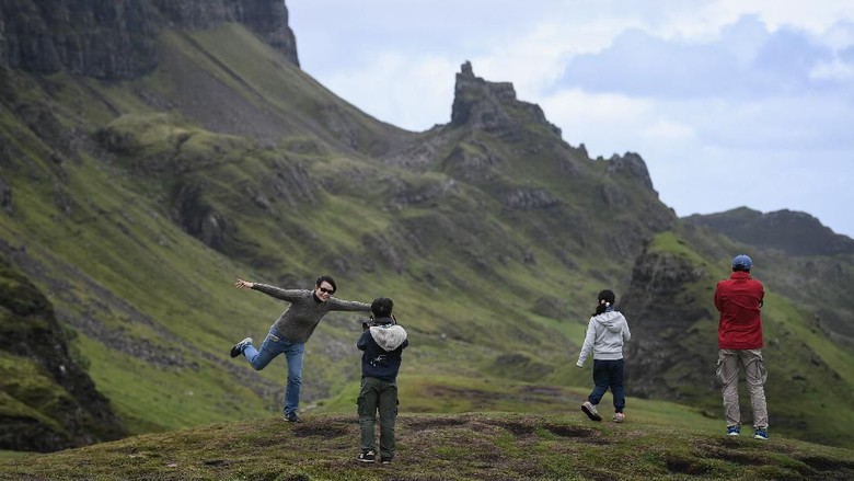Isle of Skye STAFFIN, SCOTLAND - AUGUST 17: Tourist visit the Quiraing on the Isle of Skye on August 17, 2017 in Staffin, Scotland. The Isle of Skye is known as one of the most beautiful places in Scotland, however its infrastructure services are being stretched to the limit by the number of visitors heading there to enjoy its rugged scenic beauty. (Photo by Jeff J Mitchell/Getty Images)