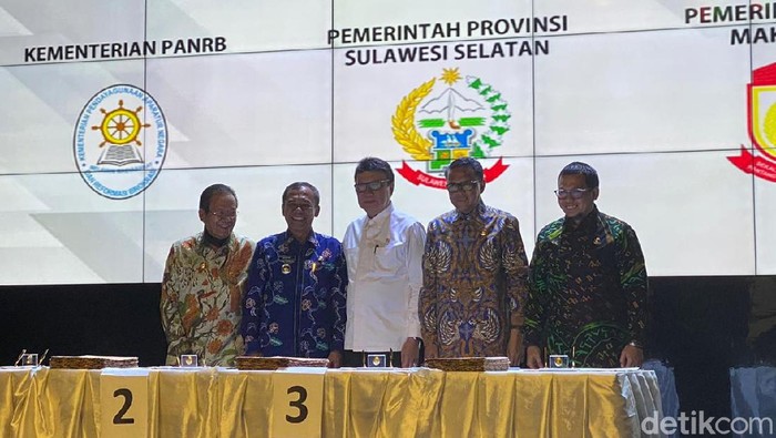 Pj Walkot Makassar bersama Gubernur Sulsel dan MenPAN-RB dalam penandatangan bersama komitmen Penyelenggaraan Mal Pelayanan Publik (dok. Ist)