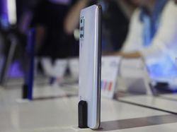 Menggenggam vivo V19 yang Memiliki Desain Menawan