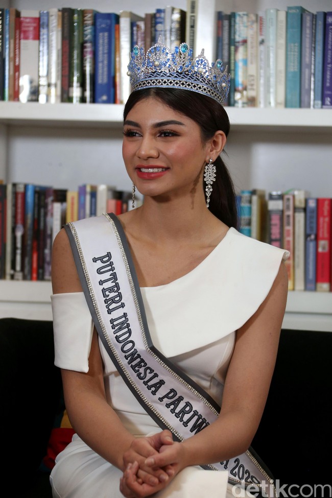 Sedangkan Runner Up 2 Puteri Indonesia 2020 dari Jawa Tengah, Jihane Almira Chedid, wajah cantiknya perpaduan antara darah Indonesia dan Lebanon. Jihane yang populer sebagai model dan aktris itu mengaku sempat ragu-ragu untuk mandaftarkan diri di ajang pemilihan Puteri Indonesia 2020. Jihane merasa dirinya terlalu tomboy untuk menjadi seorang Puteri Indonesia. Namun ayahnya yang mendorongnya untuk mengikuti kontes kecantikan. Foto: Rengga Sancaya