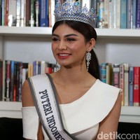 Sedangkan Runner Up 2 Puteri Indonesia 2020 dari Jawa Tengah, Jihane Almira Chedid, wajah cantiknya perpaduan antara darah Indonesia dan Lebanon. Jihane yang populer sebagai model dan aktris itu mengaku sempat ragu-ragu untuk mandaftarkan diri di ajang pemilihan Puteri Indonesia 2020. Jihane merasa dirinya terlalu tomboy untuk menjadi seorang Puteri Indonesia. Namun ayahnya yang mendorongnya untuk mengikuti kontes kecantikan. Foto: Rengga Sancaya