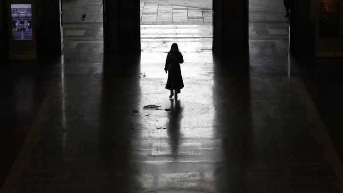 Italia kini menjadi salah satu negara yang miliki kasus tertinggi terkait penyebaran virus corona. Negara itu pun kini dikunci guna mencegah penyebaran COVID-19