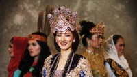 Pakaian adat khas Jawa Barat dikenakan oleh Jeanathasia Kurnia Sari, Puteri Indonesia Jawa Barat 2020. (officialputeriindonesia/instagram)