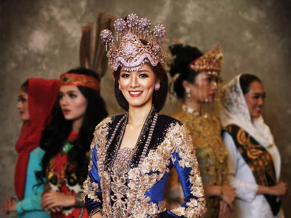 Pakaian adat khas Jawa Barat dikenakan oleh Jeanathasia Kurnia Sari, Puteri Indonesia Jawa Barat 2020. (officialputeriindonesia/instagram) Pakaian adat khas Jawa Barat dikenakan oleh Jeanathasia Kurnia Sari, Puteri Indonesia Jawa Barat 2020. (officialputeriindonesia/instagram)