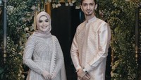 Lamaran Vebby dan Razi berlangsung Minggu (8/3). Keduanya nampak serasi dan bahagia usai prosesi lamaran. Foto: Instagram vebbypalwinta