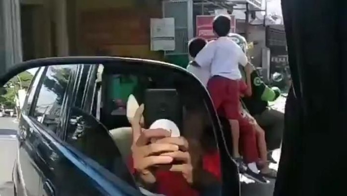 Viral Pemotor Diduga Ojol Bonceng 4 Orang Bocah Sambil Berdiri di Makassar