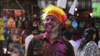 Selama festival, para peserta terlihat sangat semringah.