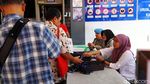 Polisi Cek Suhu Tubuh Pengunjung Samsat Polda Metro Jaya