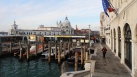 Penurunan jumlah wisatawan tampak terlihat di kawasan Venesia, Italia. Salah satu kota yang menjadi daya tarik wisatawan untuk mengunjungi kawasan Italia itu kini tampak lengang. Getty Images/Marco Di Lauro.