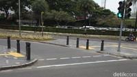 Terlihat jalur tersebut malah nabrak tiang dan trotoar.
