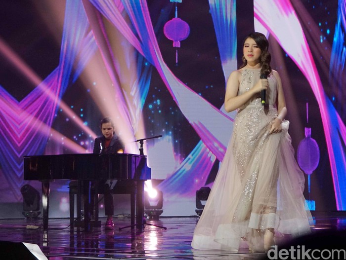 Dul Jaelani dan Tiara Idol Dul Jaelani dan Tiara Idol saat tampil di kawasan Kebon Jeruk.