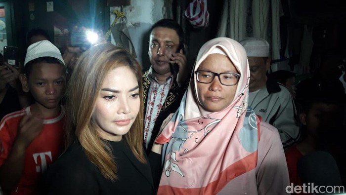 Pedangdut Irma Darmawangsa Kunjungi Ortu Korban Pembunuhan ABG Slenderman
