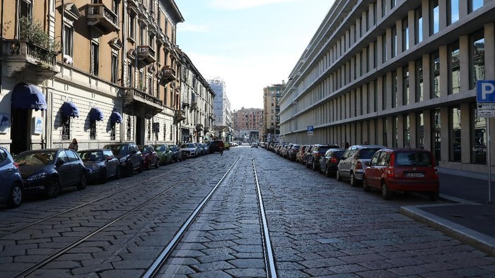 MILAN, ITALY - FEBRUARY 26: Largo Augusto in the city center is seen empty on February 26, 2020 in Milan, Italy. 
The country is struggling to understand how it went from six coronavirus cases to 374 cases and 12 dead since last Friday, becoming Europes worst-affected country. Many communities across the Lombardy and Veneto regions have seen the suspension of public events and church services, and the closure of grade schools, universities and museums. Twelve towns have been locked down entirely, with road blocks preventing the exit and entrance of people. The government has also imposed quarantines for those who have had close contact with confirmed cases of the illness. (Photo by Marco Di Lauro/Getty Images)