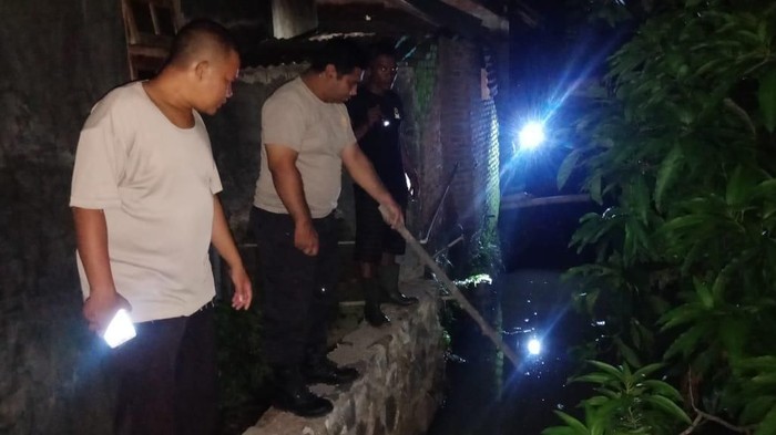 Polisi olah TKP bocah kakak beradik ditemukan tenggelam di Bima (dok. Istimewa)